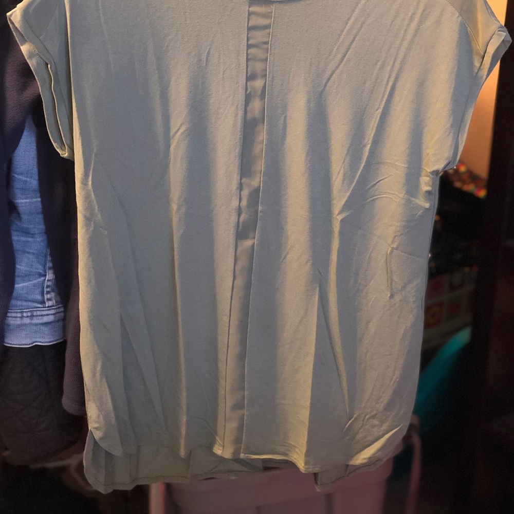 Cute light top - Picture 2 of 3